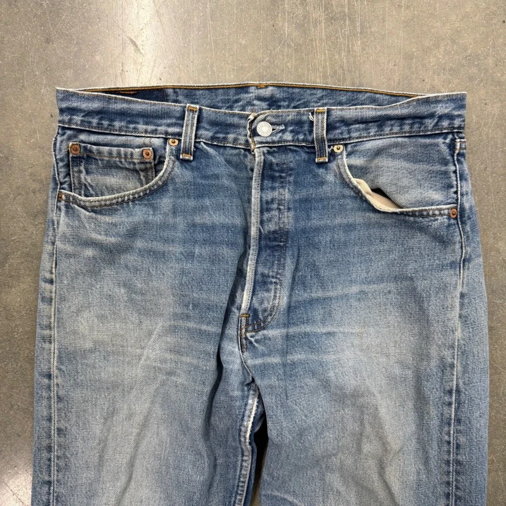 Vintage Levis 501 USA Mens 34x30 Medium Wash Button Fly Straight Leg Denim Jeans